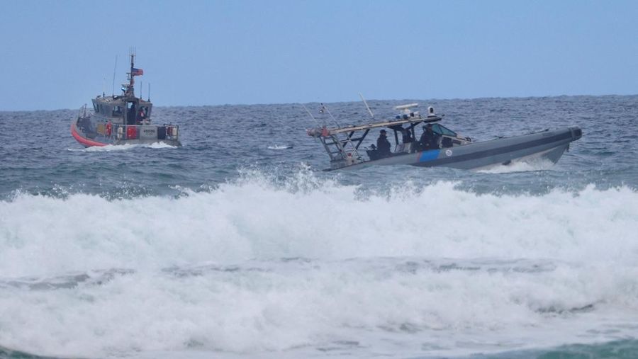 Kapal yang terlibat dalam perahu Panga yang mematikan yang terbalik di Pantai Negara Bagian Torrey Pines berada di pantai setelah terseret dari tempatnya mendarat di Del Mar, California, AS, 5 Mei 2025. (REUTERS/Hayne Palmour IV)