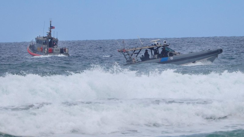 Kapal yang terlibat dalam perahu Panga yang mematikan yang terbalik di Pantai Negara Bagian Torrey Pines berada di pantai setelah terseret dari tempatnya mendarat di Del Mar, California, AS, 5 Mei 2025. (REUTERS/Hayne Palmour IV)