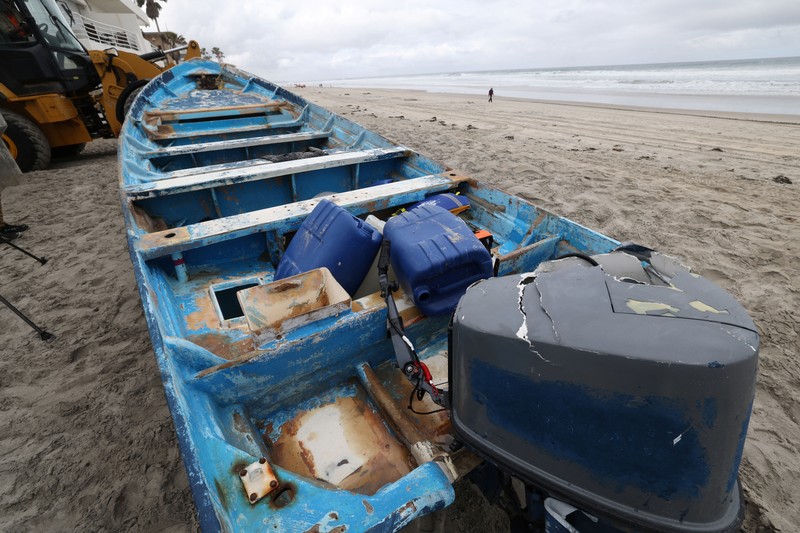 Kapal yang terlibat dalam perahu Panga yang mematikan yang terbalik di Pantai Negara Bagian Torrey Pines berada di pantai setelah terseret dari tempatnya mendarat di Del Mar, California, AS, 5 Mei 2025. Kapal yang terlibat dalam perahu Panga yang mematikan yang terbalik di Pantai Negara Bagian Torrey Pines berada di pantai setelah terseret dari tempatnya mendarat di Del Mar, California, AS, 5 Mei 2025. (REUTERS/Hayne Palmour IV)