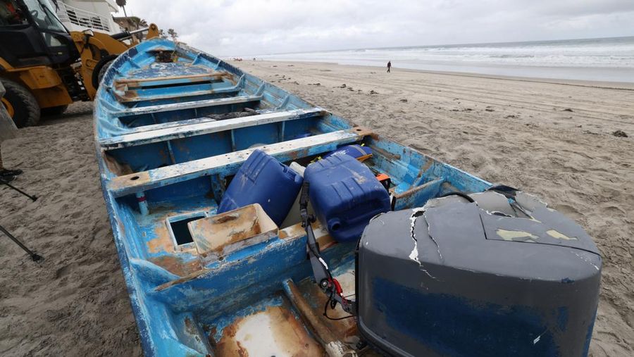 Kapal yang terlibat dalam perahu Panga yang mematikan yang terbalik di Pantai Negara Bagian Torrey Pines berada di pantai setelah terseret dari tempatnya mendarat di Del Mar, California, AS, 5 Mei 2025. (REUTERS/Hayne Palmour IV)