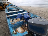Kapal yang terlibat dalam perahu Panga yang mematikan yang terbalik di Pantai Negara Bagian Torrey Pines berada di pantai setelah terseret dari tempatnya mendarat di Del Mar, California, AS, 5 Mei 2025. (REUTERS/Hayne Palmour IV)