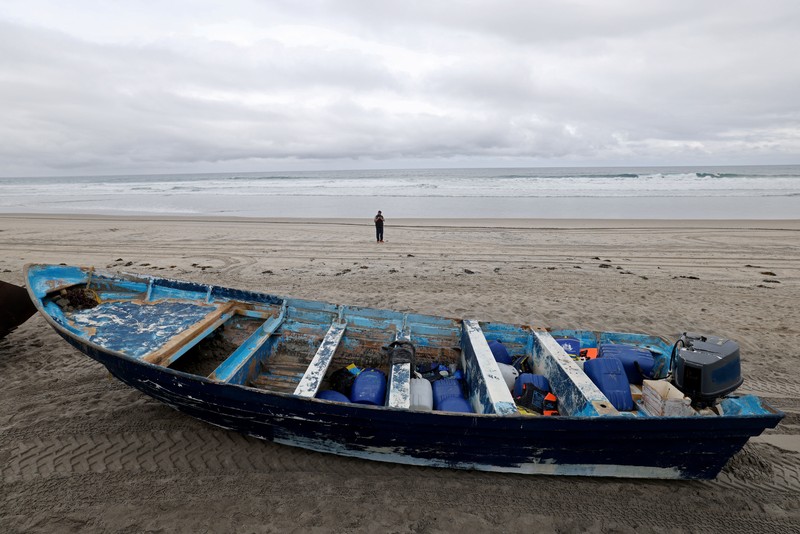 Kapal yang terlibat dalam perahu Panga yang mematikan yang terbalik di Pantai Negara Bagian Torrey Pines berada di pantai setelah terseret dari tempatnya mendarat di Del Mar, California, AS, 5 Mei 2025. Kapal yang terlibat dalam perahu Panga yang mematikan yang terbalik di Pantai Negara Bagian Torrey Pines berada di pantai setelah terseret dari tempatnya mendarat di Del Mar, California, AS, 5 Mei 2025. (REUTERS/Hayne Palmour IV)