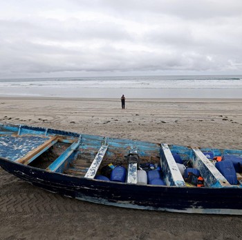 Potret Perahu Terbalik di Dekat Pantai, Korban Jiwa Berjatuhan