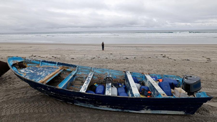 Kapal yang terlibat dalam perahu Panga yang mematikan yang terbalik di Pantai Negara Bagian Torrey Pines berada di pantai setelah terseret dari tempatnya mendarat di Del Mar, California, AS, 5 Mei 2025. (REUTERS/Hayne Palmour IV)
