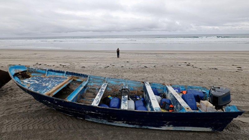 Kapal yang terlibat dalam perahu Panga yang mematikan yang terbalik di Pantai Negara Bagian Torrey Pines berada di pantai setelah terseret dari tempatnya mendarat di Del Mar, California, AS, 5 Mei 2025. (REUTERS/Hayne Palmour IV)