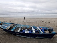 Potret Perahu Terbalik di Dekat Pantai, Korban Jiwa Berjatuhan