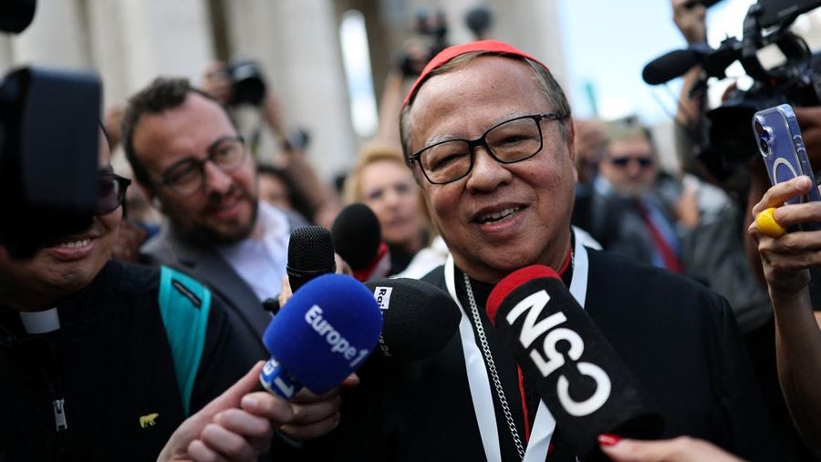 Kardinal Ignatius Suharyo Hardjoatmodjo tiba untuk menghadiri pertemuan jemaat umum menjelang konklaf untuk memilih paus berikutnya di Roma, Italia, Selasa, (6/5/2025).  (Dimitar DILKOFF / AFP)