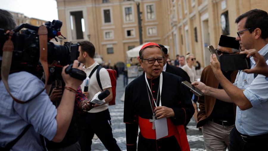 Kardinal Ignatius Suharyo Hardjoatmodjo tiba untuk menghadiri pertemuan jemaat umum menjelang konklaf untuk memilih paus berikutnya di Roma, Italia, Selasa, (6/5/2025).  (Dimitar DILKOFF / AFP)