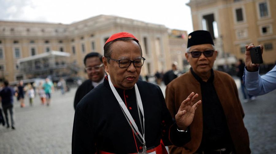 Kardinal Ignatius Suharyo Hardjoatmodjo tiba untuk menghadiri pertemuan jemaat umum menjelang konklaf untuk memilih paus berikutnya di Roma, Italia, Selasa, (6/5/2025).  (Dimitar DILKOFF / AFP)