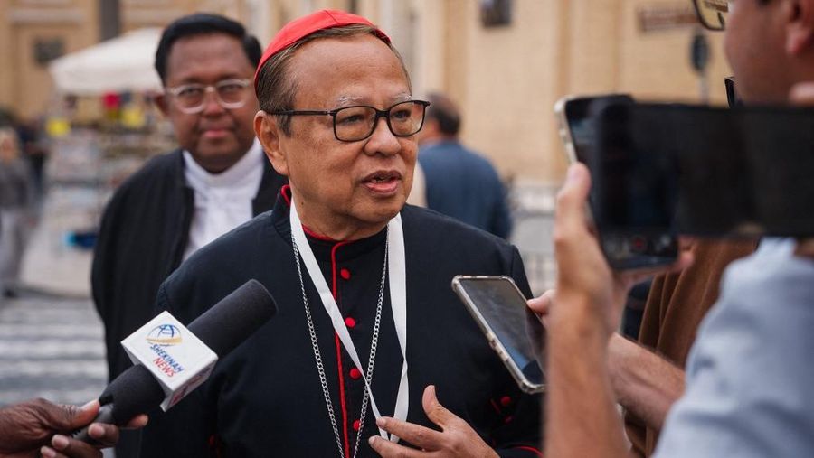 Kardinal Ignatius Suharyo Hardjoatmodjo tiba untuk menghadiri pertemuan jemaat umum menjelang konklaf untuk memilih paus berikutnya di Roma, Italia, Selasa, (6/5/2025).  (Dimitar DILKOFF / AFP)