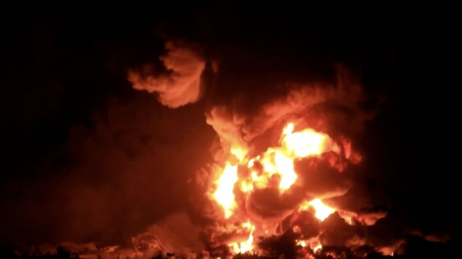 Kebakaran besar terjadi di sebuah pabrik semen di Hodeidah, Yaman, pada Senin (5/5/2025) setelah militer Israel melancarkan serangan udara ke pelabuhan dan wilayah sekitarnya. Sedikitnya 21 orang dilaporkan terluka. (Tangkapan Layar Video Reuters/AL-MASIRAH TV)