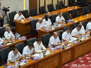 Di DPR, Kepala BGN Ungkap Butuh Tambahan Rp 50 T untuk MBG 2025