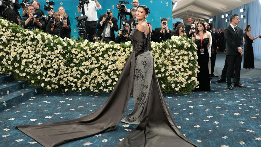 Lisa menghadiri Met Gala 2025 bertajuk 