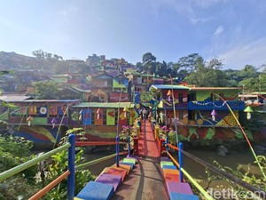 Mural Warna-warni Selimuti Ratusan Rumah di Lembur Katumbiri Bandung