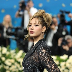 Viral di Met Gala, Ini Makna Tersembunyi Gaun Lisa BLACKPINK