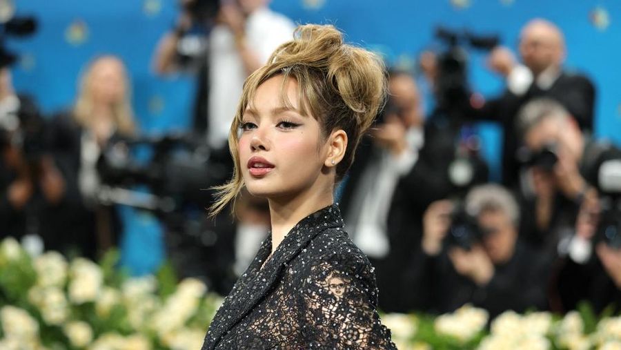 Lisa menghadiri Met Gala 2025 bertajuk