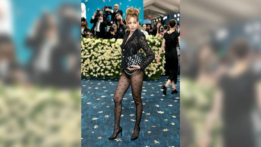 Lisa menghadiri Met Gala 2025 bertajuk 