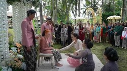 Momen Haru Luna Maya Saat Basuh Kaki Ibu-Minta Restu Menikah dengan Maxime