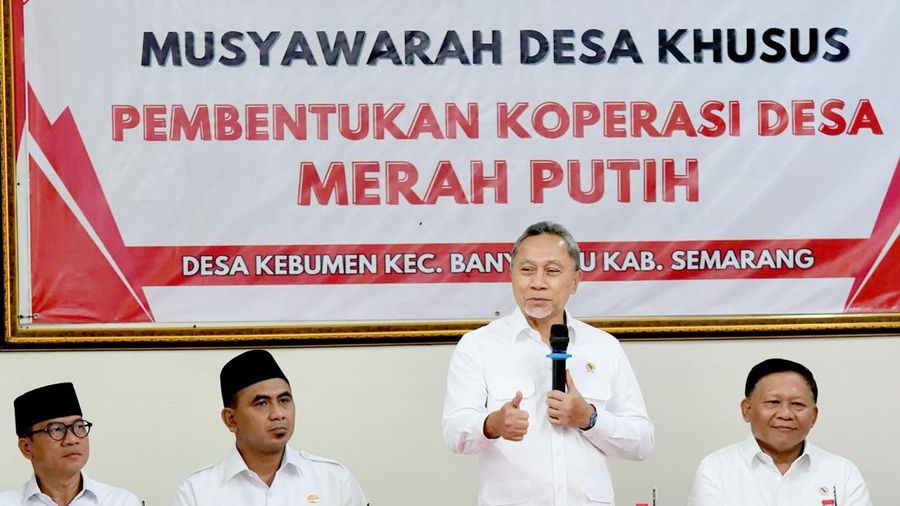 Menko Pangan Zulkifli Hasan saat menghadiri Musyawarah Desa Khusus Pembentukan Koperasi Desa Merah putih di Desa Kebumen, Jawa Tengah. (Dok. Kemenko Pangan)