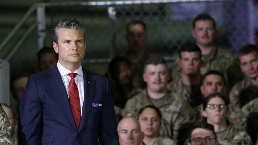 Menteri Pertahanan AS, Pete Hegseth mendengarkan saat Presiden Donald Trump berbicara selama kunjungan bersama Pasukan Garda Nasional Udara Michigan pada tanggal 29 April 2025 di Pangkalan Garda Nasional Udara Selfridge, Michigan. (Photo by SCOTT OLSON / GETTY IMAGES NORTH AMERICA / Getty Images via AFP)