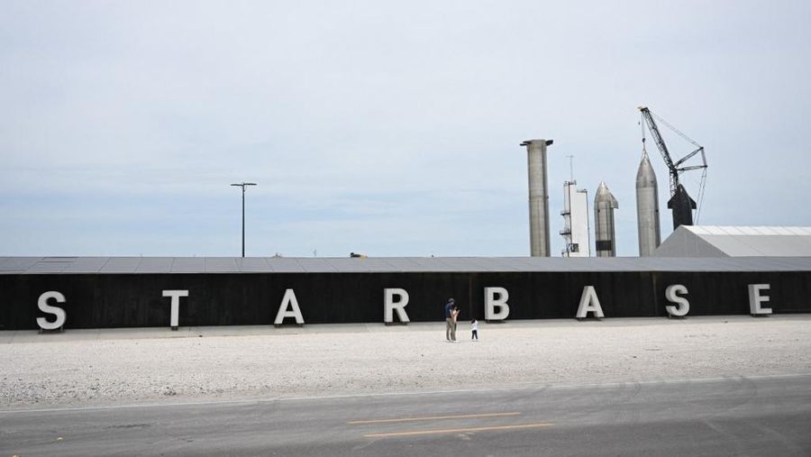 Orang-orang mengambil gambar taman roket menjelang uji terbang SpaceX Starship dari Starbase di Boca Chica, Texas pada 16 April 2023. (Photo by Patrick T. Fallon / AFP/File Foto)