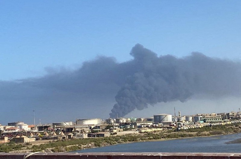 Pemandangan menunjukkan gumpalan asap besar dan api mengepul dari depot bahan bakar di Port Sudan, Sudan, 6 Mei 2025. Pemandangan menunjukkan gumpalan asap besar dan api mengepul dari depot bahan bakar di Port Sudan, Sudan, 6 Mei 2025. (REUTERS/Khalid Abdelaziz)