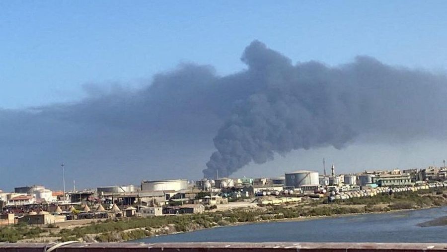 Pemandangan menunjukkan gumpalan asap besar dan api mengepul dari depot bahan bakar di Port Sudan, Sudan, 6 Mei 2025. (REUTERS/Khalid Abdelaziz)
