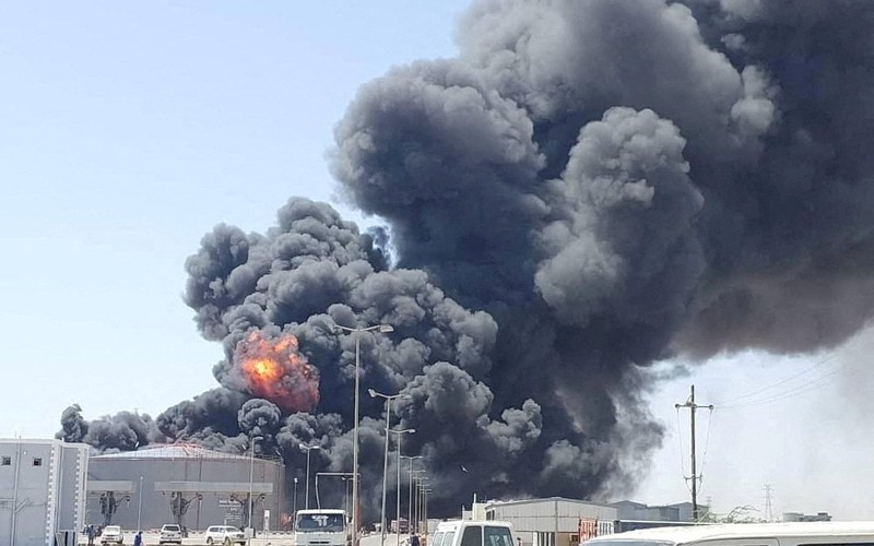 Pemandangan menunjukkan gumpalan asap besar dan api mengepul dari depot bahan bakar di Port Sudan, Sudan, 6 Mei 2025. Pemandangan menunjukkan gumpalan asap besar dan api mengepul dari depot bahan bakar di Port Sudan, Sudan, 6 Mei 2025. (REUTERS/Khalid Abdelaziz)