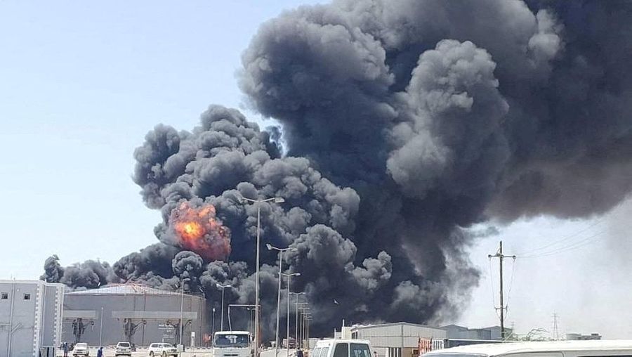 Pemandangan menunjukkan gumpalan asap besar dan api mengepul dari depot bahan bakar di Port Sudan, Sudan, 6 Mei 2025. (REUTERS/Khalid Abdelaziz)