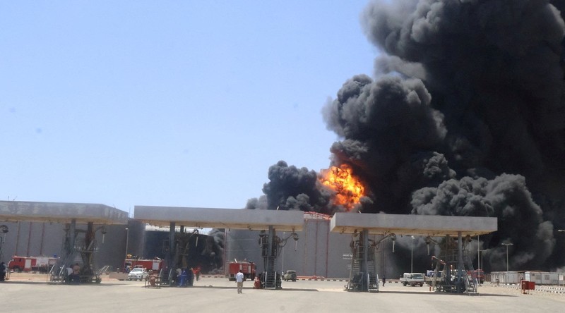 Pemandangan menunjukkan gumpalan asap besar dan api mengepul dari depot bahan bakar di Port Sudan, Sudan, 6 Mei 2025. Pemandangan menunjukkan gumpalan asap besar dan api mengepul dari depot bahan bakar di Port Sudan, Sudan, 6 Mei 2025. (REUTERS/Khalid Abdelaziz)