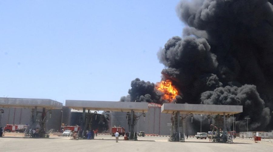 Pemandangan menunjukkan gumpalan asap besar dan api mengepul dari depot bahan bakar di Port Sudan, Sudan, 6 Mei 2025. (REUTERS/Khalid Abdelaziz)