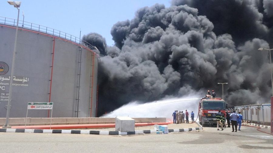 Pemandangan menunjukkan gumpalan asap besar dan api mengepul dari depot bahan bakar di Port Sudan, Sudan, 6 Mei 2025. (REUTERS/Khalid Abdelaziz)