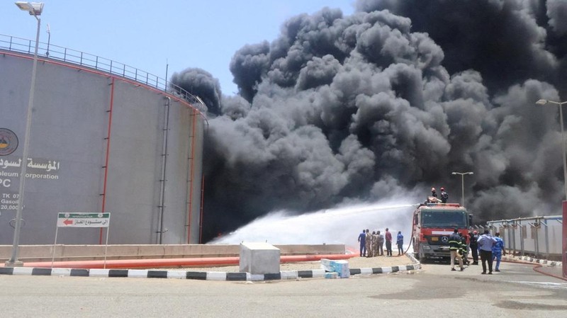 Pemandangan menunjukkan gumpalan asap besar dan api mengepul dari depot bahan bakar di Port Sudan, Sudan, 6 Mei 2025. (REUTERS/Khalid Abdelaziz)