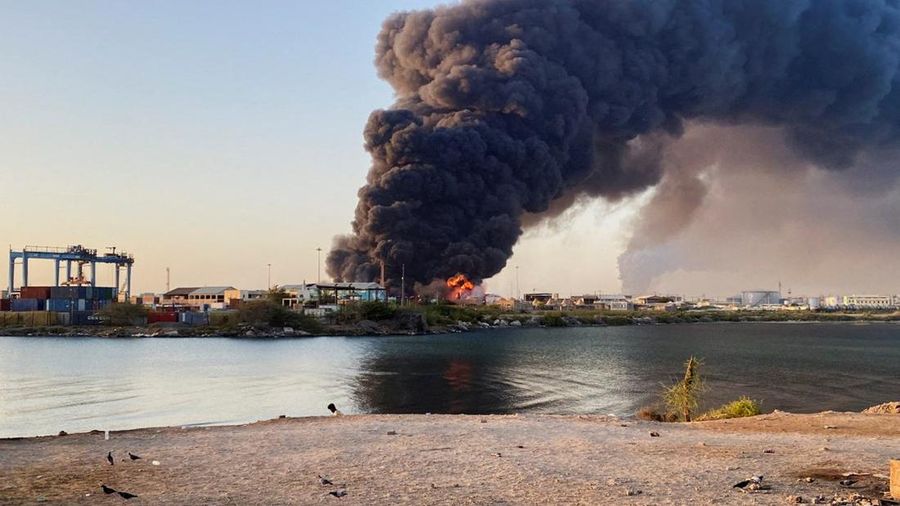 Pemandangan menunjukkan gumpalan asap besar dan api mengepul dari depot bahan bakar di Port Sudan, Sudan, 6 Mei 2025. (REUTERS/Khalid Abdelaziz)