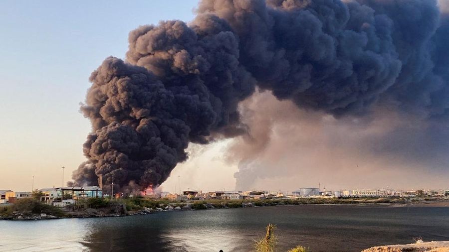 Pemandangan menunjukkan gumpalan asap besar dan api mengepul dari depot bahan bakar di Port Sudan, Sudan, 6 Mei 2025. (REUTERS/Khalid Abdelaziz)