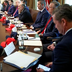 Aplikasi Chat Orang Dekat Trump Dibobol Hacker