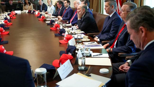 Aplikasi Chat Orang Dekat Trump Dibobol Hacker