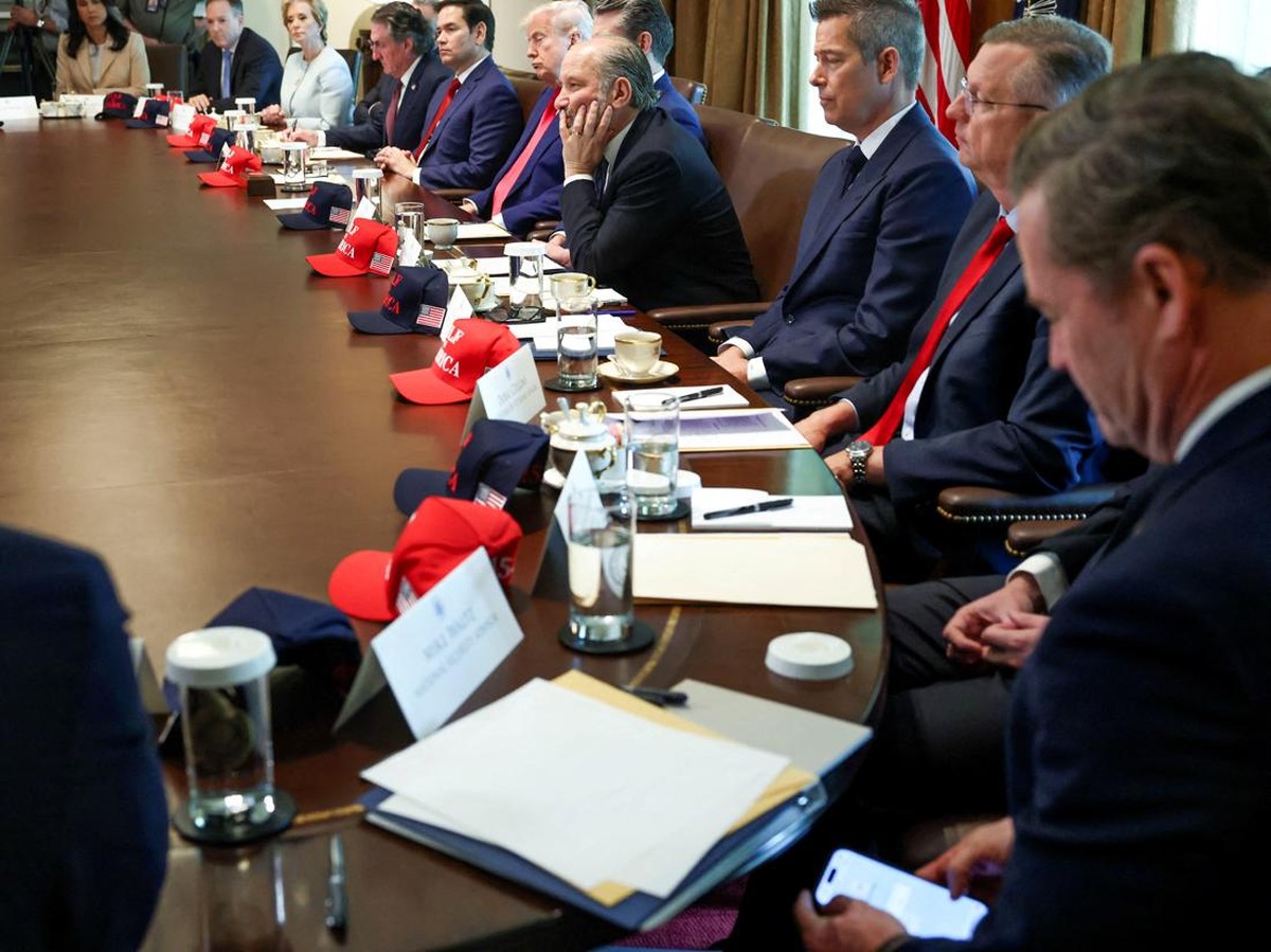 Aplikasi Chat Pejabat AS Dibobol Hacker, Mike Waltz Dipecat Trump