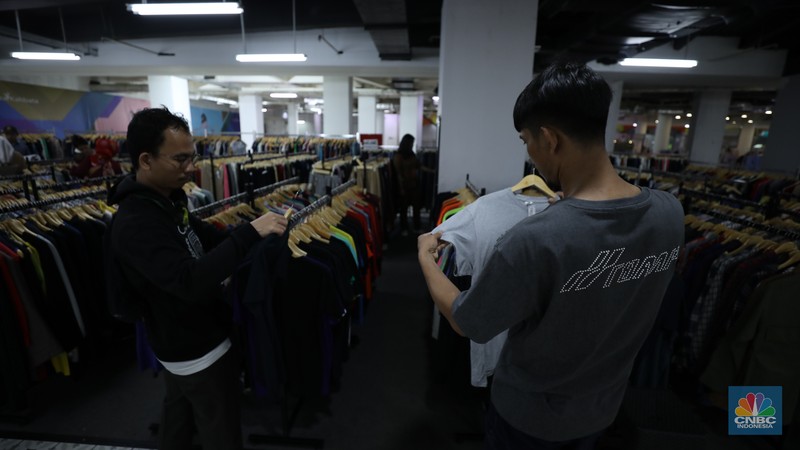 Penjualan pakaian impor di Plaza Kalibata, Jakarta, (6/5/2025). (CNBC Indonesia/Tri Susilo)