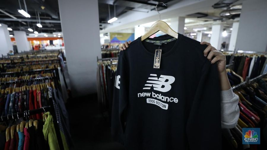 Penjualan pakaian impor di Plaza Kalibata, Jakarta, (6/5/2025). (CNBC Indonesia/Tri Susilo)