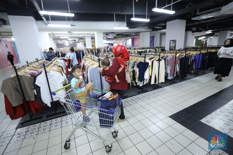 Penjualan pakaian impor di Plaza Kalibata, Jakarta, (6/5/2025). (CNBC Indonesia/Tri Susilo)
