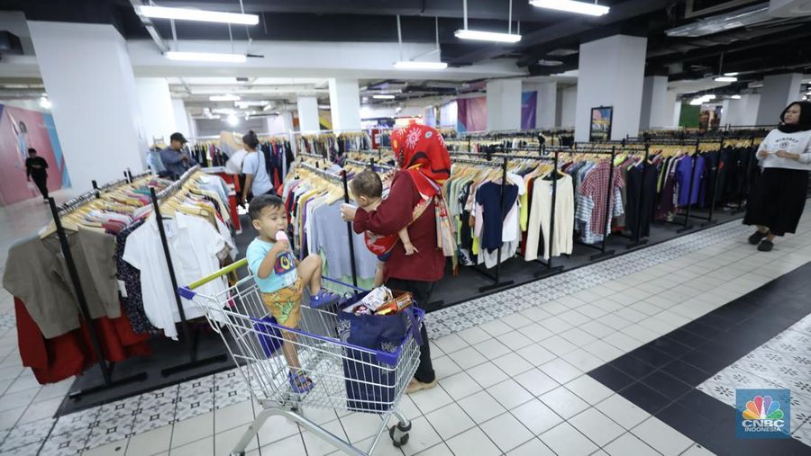 Penjualan pakaian impor di Plaza Kalibata, Jakarta, (6/5/2025). (CNBC Indonesia/Tri Susilo)