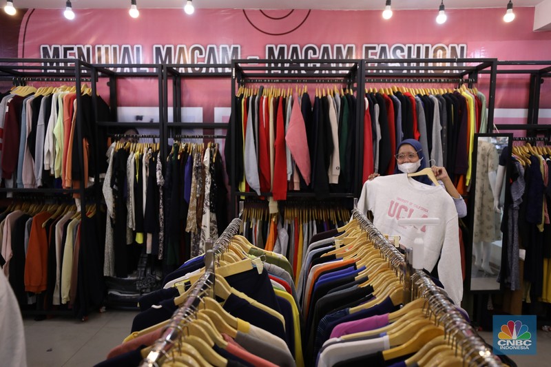 Penjualan pakaian impor di Plaza Kalibata, Jakarta, (6/5/2025). (CNBC Indonesia/Tri Susilo) Penjualan pakaian impor di Plaza Kalibata, Jakarta, (6/5/2025). (CNBC Indonesia/Tri Susilo)