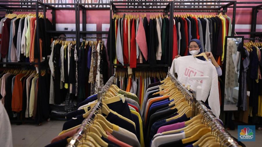 Penjualan pakaian impor di Plaza Kalibata, Jakarta, (6/5/2025). (CNBC Indonesia/Tri Susilo)