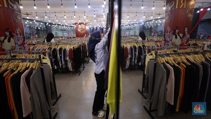 Penjualan pakaian impor di Plaza Kalibata, Jakarta, (6/5/2025). (CNBC Indonesia/Tri Susilo)