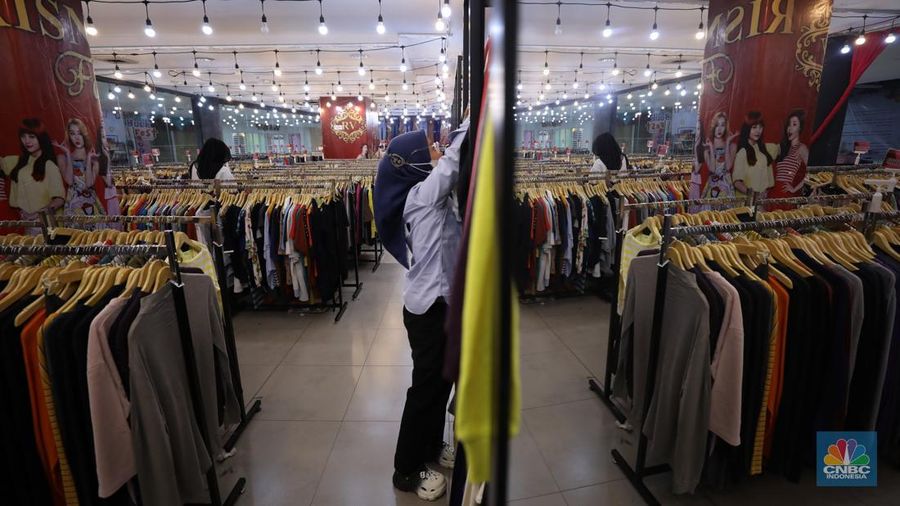 Penjualan pakaian impor di Plaza Kalibata, Jakarta, (6/5/2025). (CNBC Indonesia/Tri Susilo) Penjualan pakaian impor di Plaza Kalibata, Jakarta, (6/5/2025). (CNBC Indonesia/Tri Susilo)