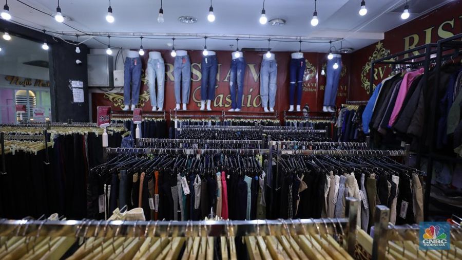Penjualan pakaian impor di Plaza Kalibata, Jakarta, (6/5/2025). (CNBC Indonesia/Tri Susilo)