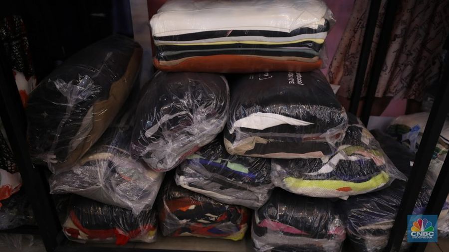 Penjualan pakaian impor di Plaza Kalibata, Jakarta, (6/5/2025). (CNBC Indonesia/Tri Susilo)