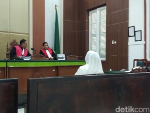 Saksi Ngaku Tak Ada Masalah Pakai Skincare Milik Mira Hayati Sejak 2023