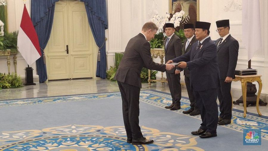 Presiden Prabowo Subianto menerima surat kepercayaan dari Duta Besar Luar Biasa dan Berkuasa Penuh (LBBP) untuk Indonesia, di Istana Merdeka, Selasa (6/5/2025). (²©²ÊÍøÕ¾/Emir Yanwardhana)